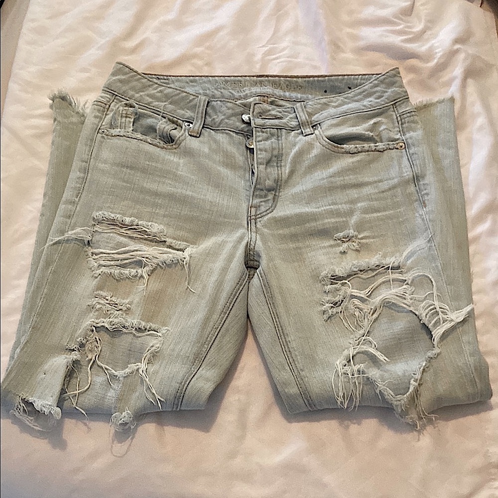 American Eagle “Tomgirl” SZ 4 Regular Light Blue Distressed Jeans